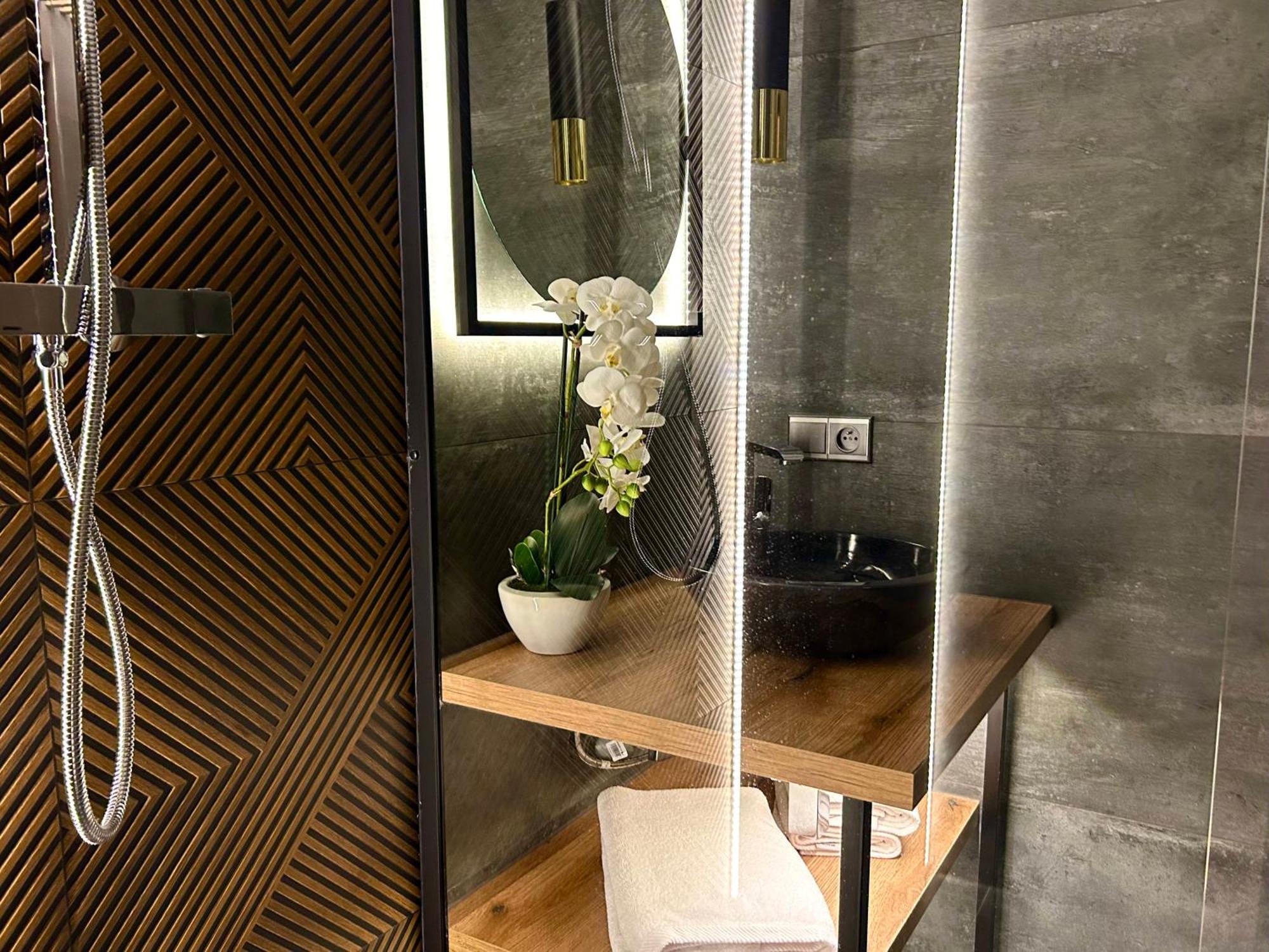 Leo Apartment Suite & Private Spa Zone - Old City Братислава Екстериор снимка