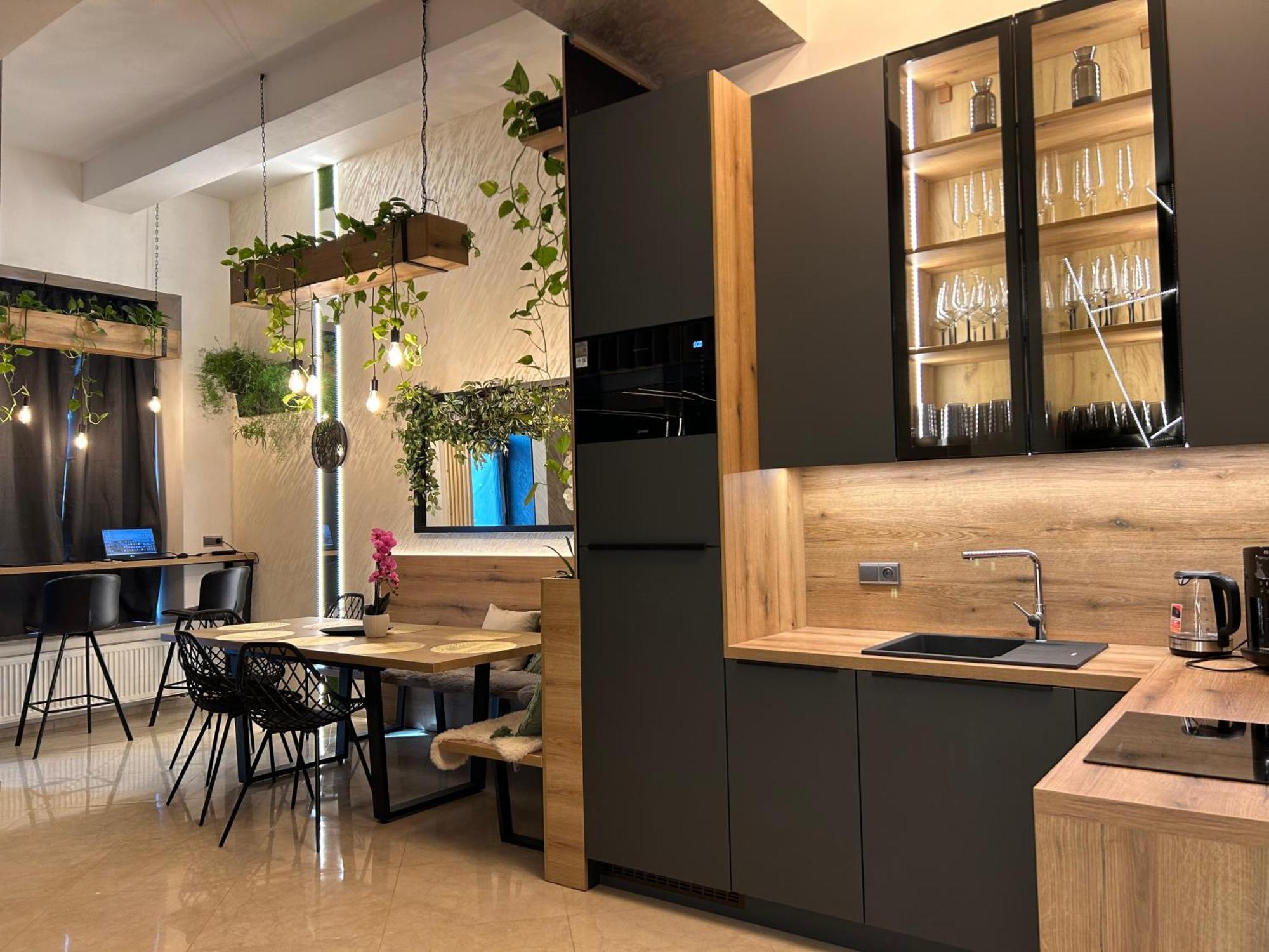 Leo Apartment Suite & Private Spa Zone - Old City Братислава Екстериор снимка