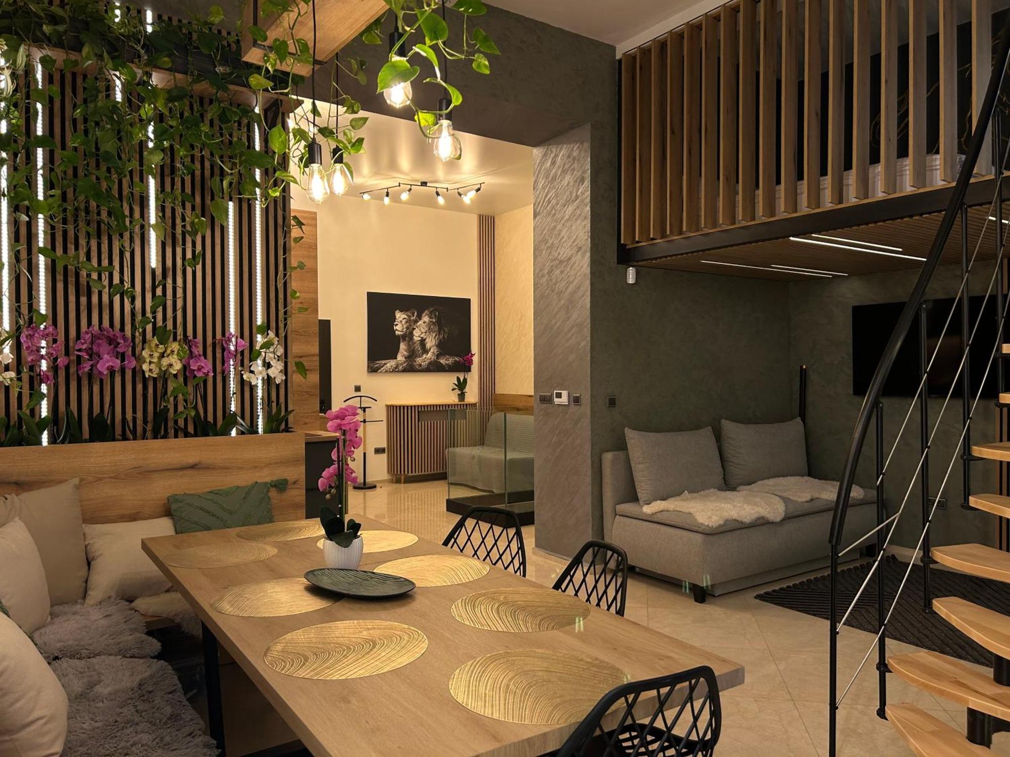 Leo Apartment Suite & Private Spa Zone - Old City Братислава Екстериор снимка