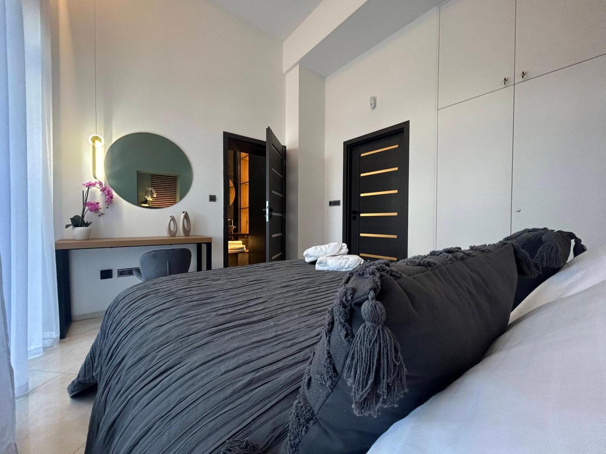 Leo Apartment Suite & Private Spa Zone - Old City Братислава Екстериор снимка