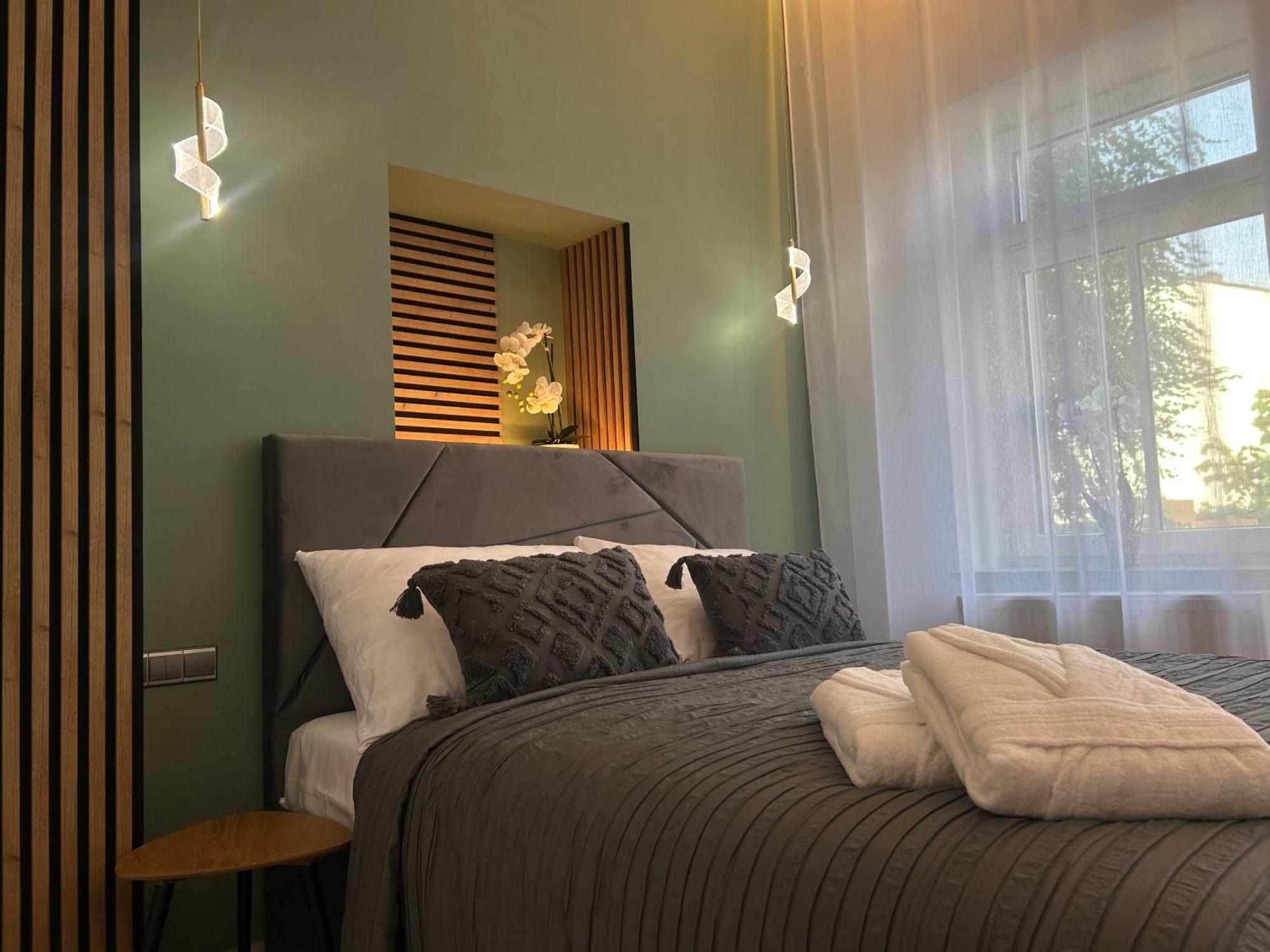 Leo Apartment Suite & Private Spa Zone - Old City Братислава Екстериор снимка