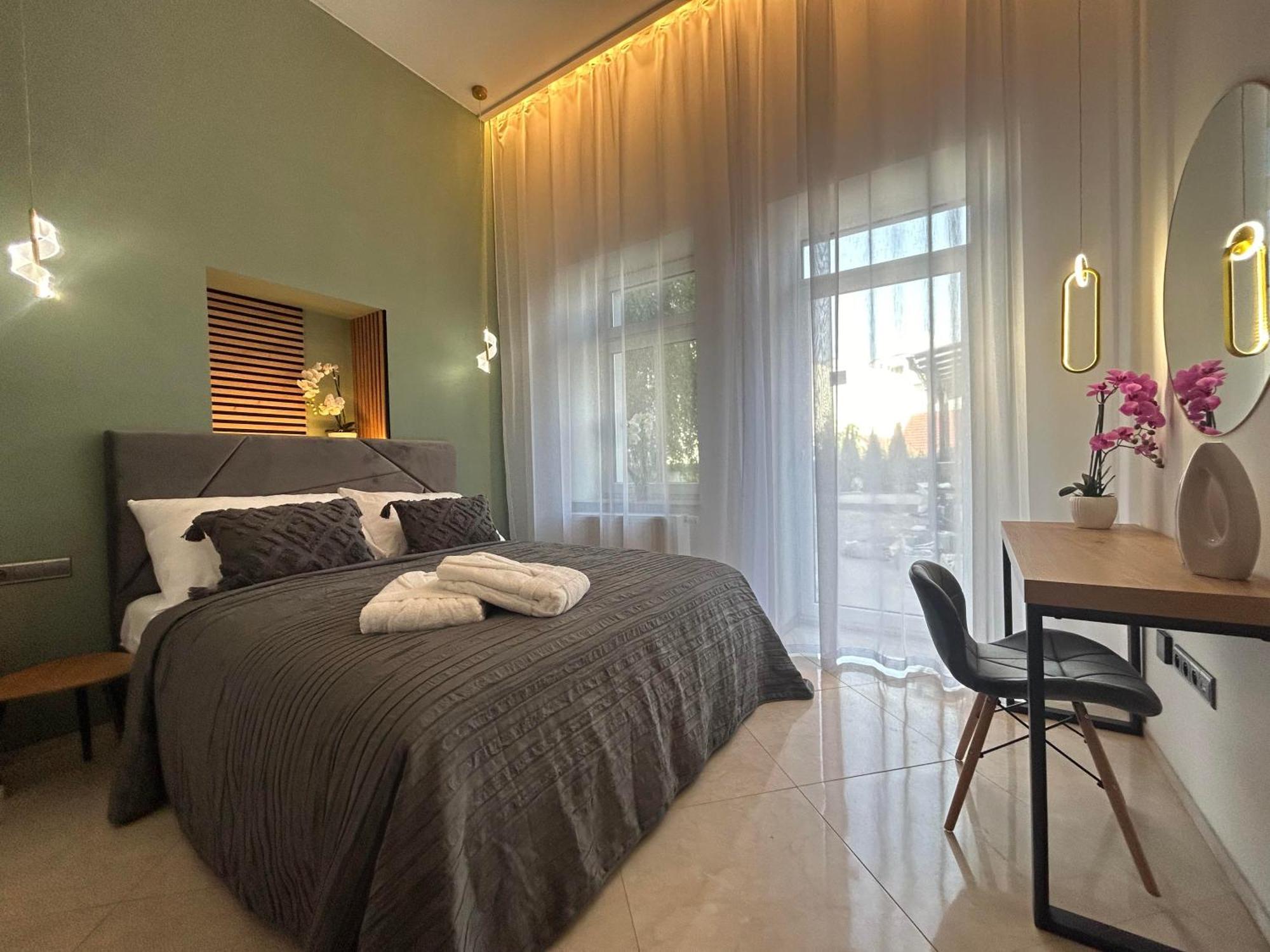 Leo Apartment Suite & Private Spa Zone - Old City Братислава Екстериор снимка