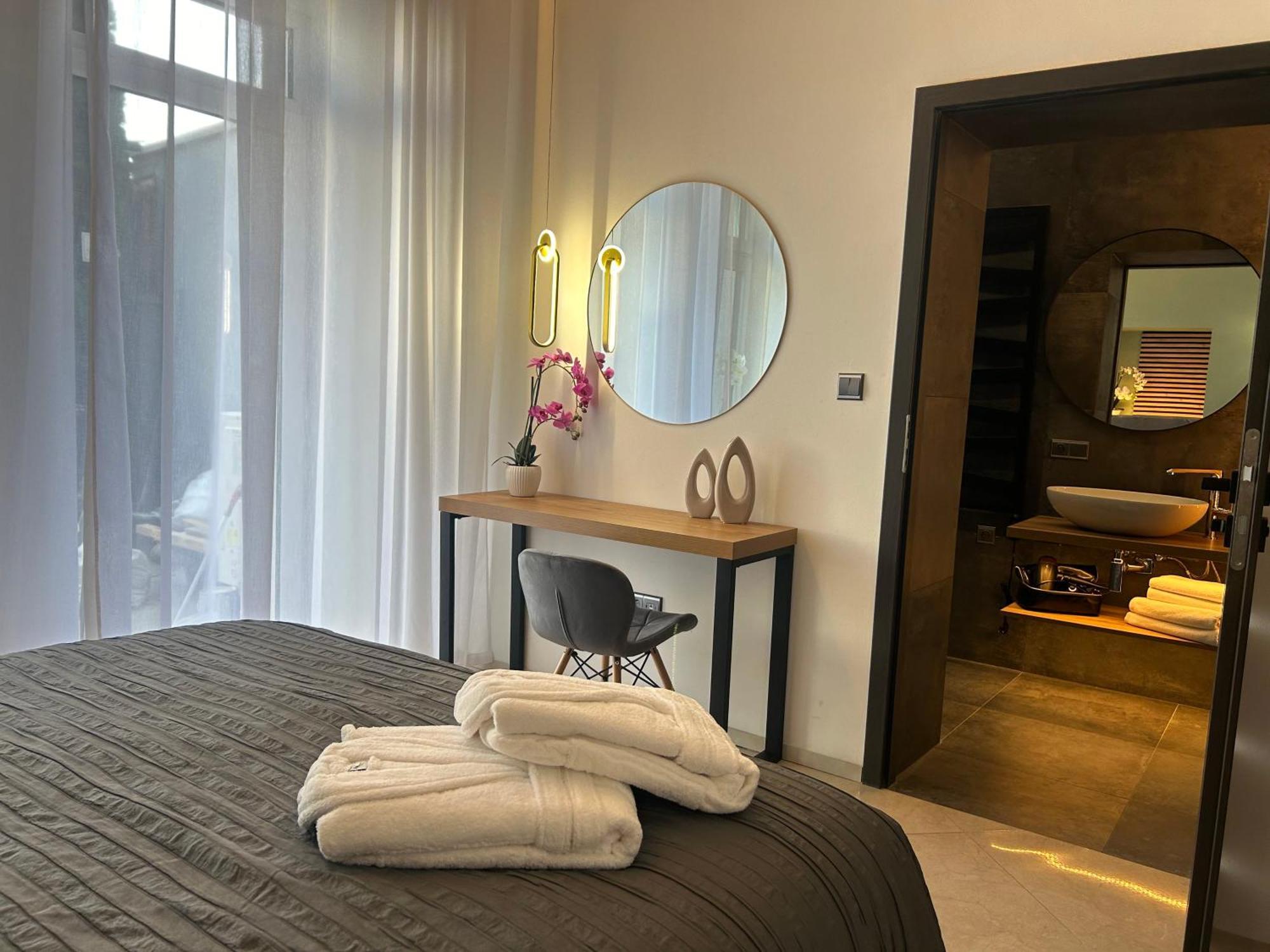 Leo Apartment Suite & Private Spa Zone - Old City Братислава Екстериор снимка