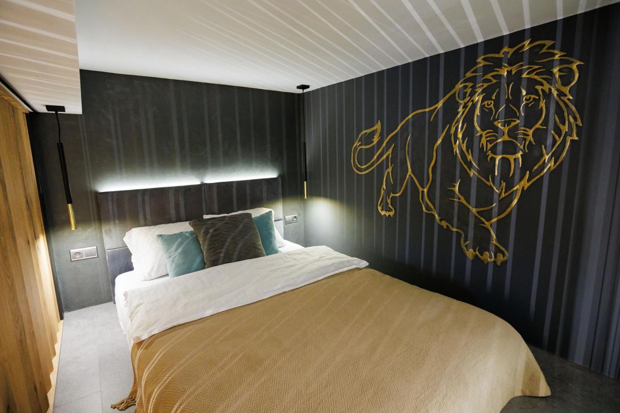 Leo Apartment Suite & Private Spa Zone - Old City Братислава Екстериор снимка