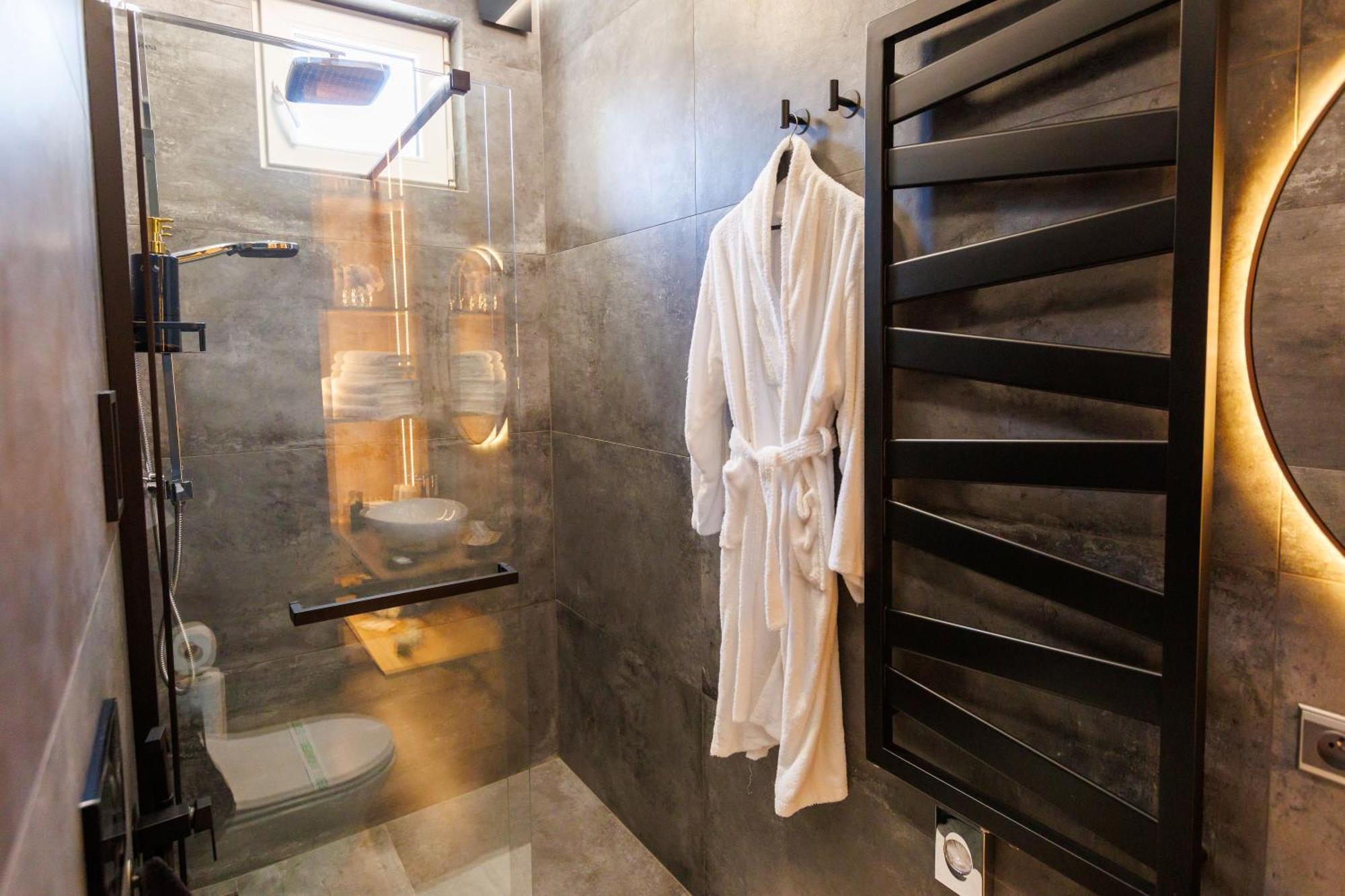 Leo Apartment Suite & Private Spa Zone - Old City Братислава Екстериор снимка