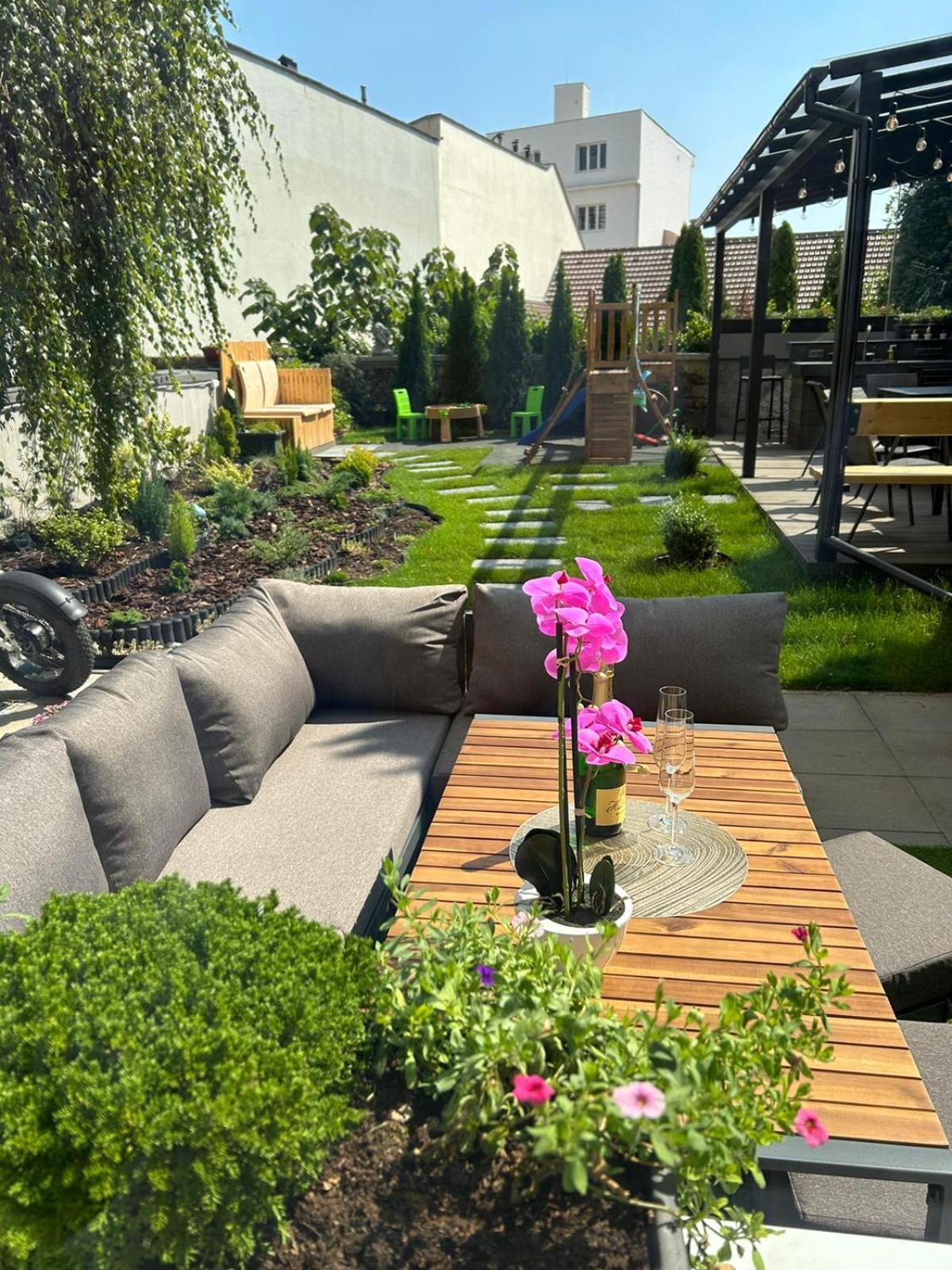 Leo Apartment Suite & Private Spa Zone - Old City Братислава Екстериор снимка