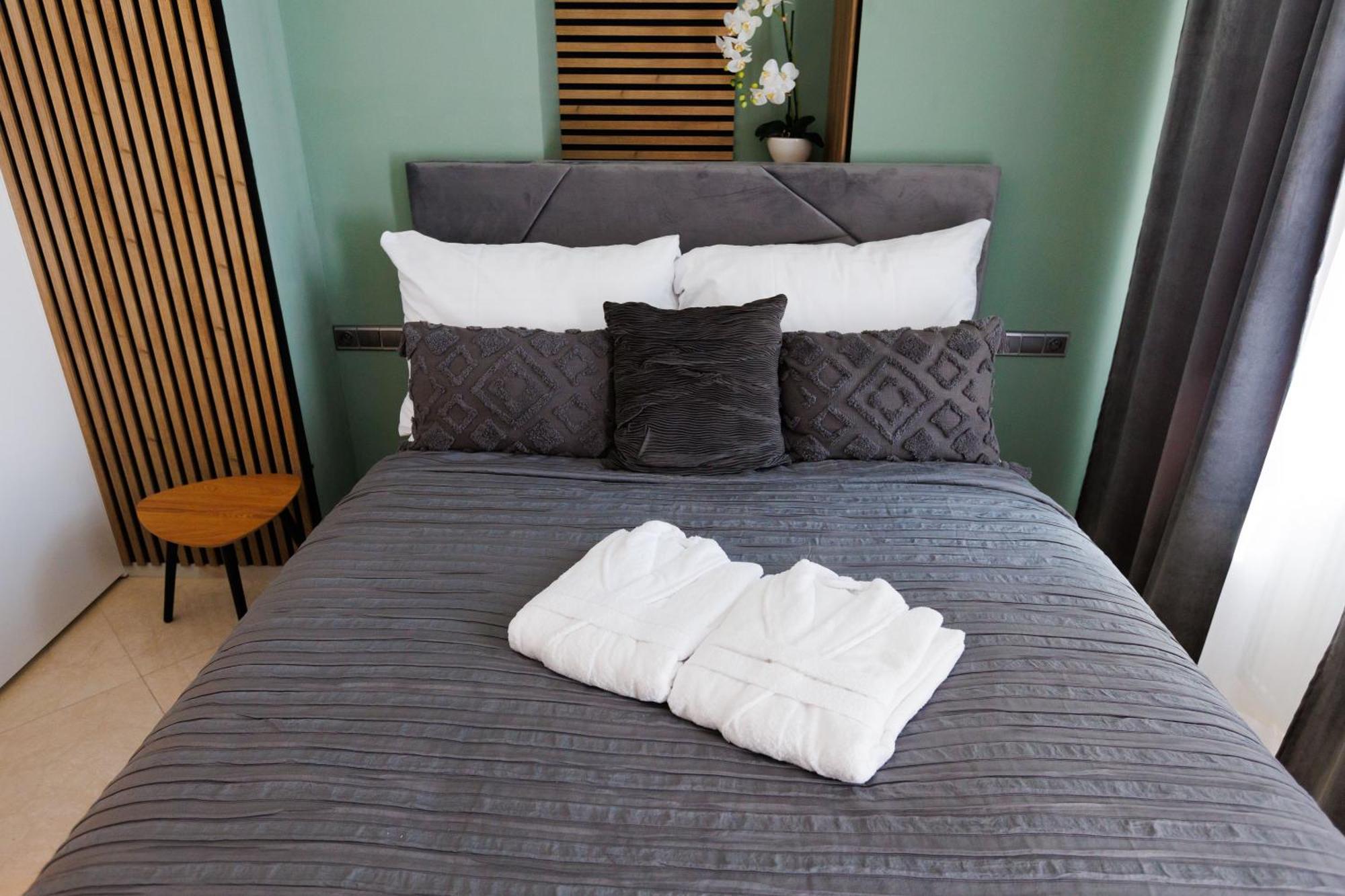 Leo Apartment Suite & Private Spa Zone - Old City Братислава Екстериор снимка
