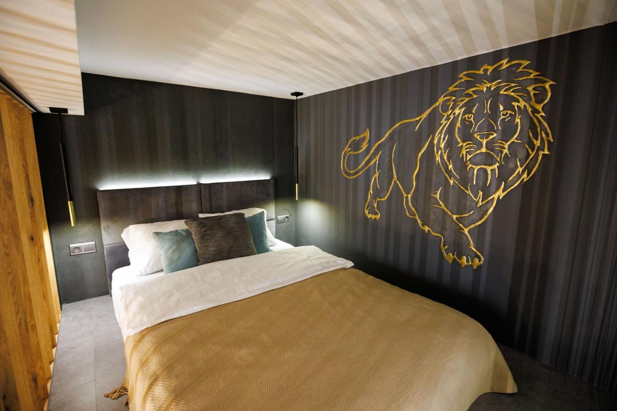Leo Apartment Suite & Private Spa Zone - Old City Братислава Екстериор снимка